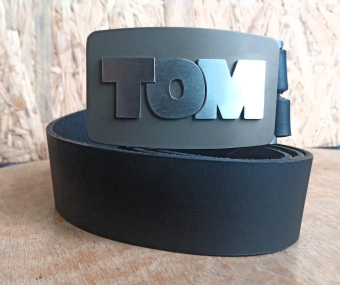 Ceinture personnalisée avec lettres en inox, prénom TOM, montée sur cuir noir, accessoire artisanal original et unique – Metaldart