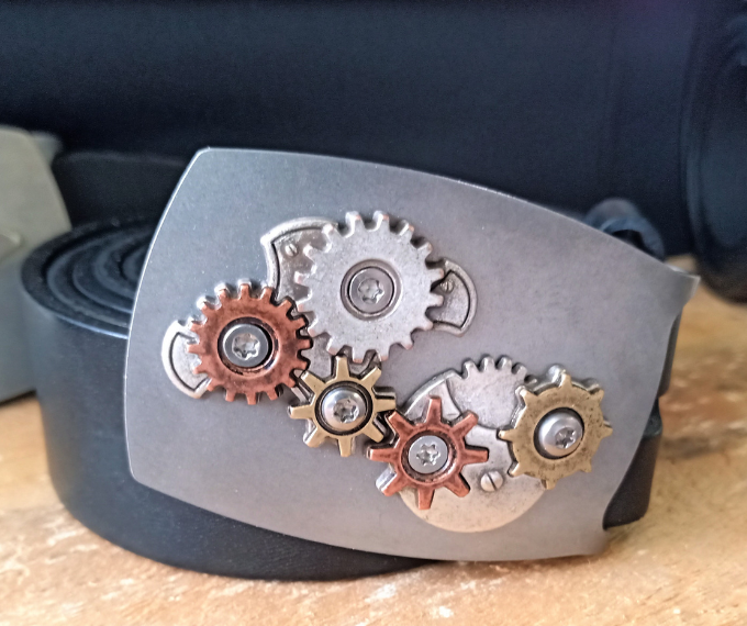 Boucle de ceinture artisanale inspirée du style steampunk avec engrenages multicolores décoratifs, montée sur cuir noir, accessoire original et unique – Metaldart