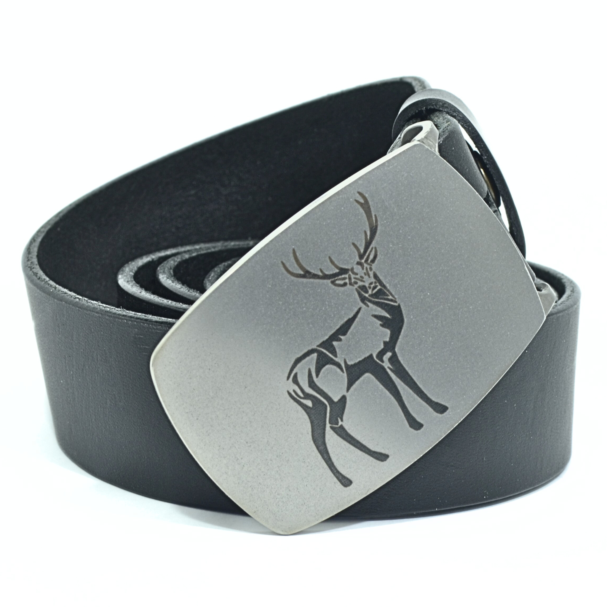 Ceinture artisanale en cuir noir avec boucle inox brossé gravée d’un cerf stylisé, création personnalisée idéale pour chasseur ou amoureux de la nature – Metaldart