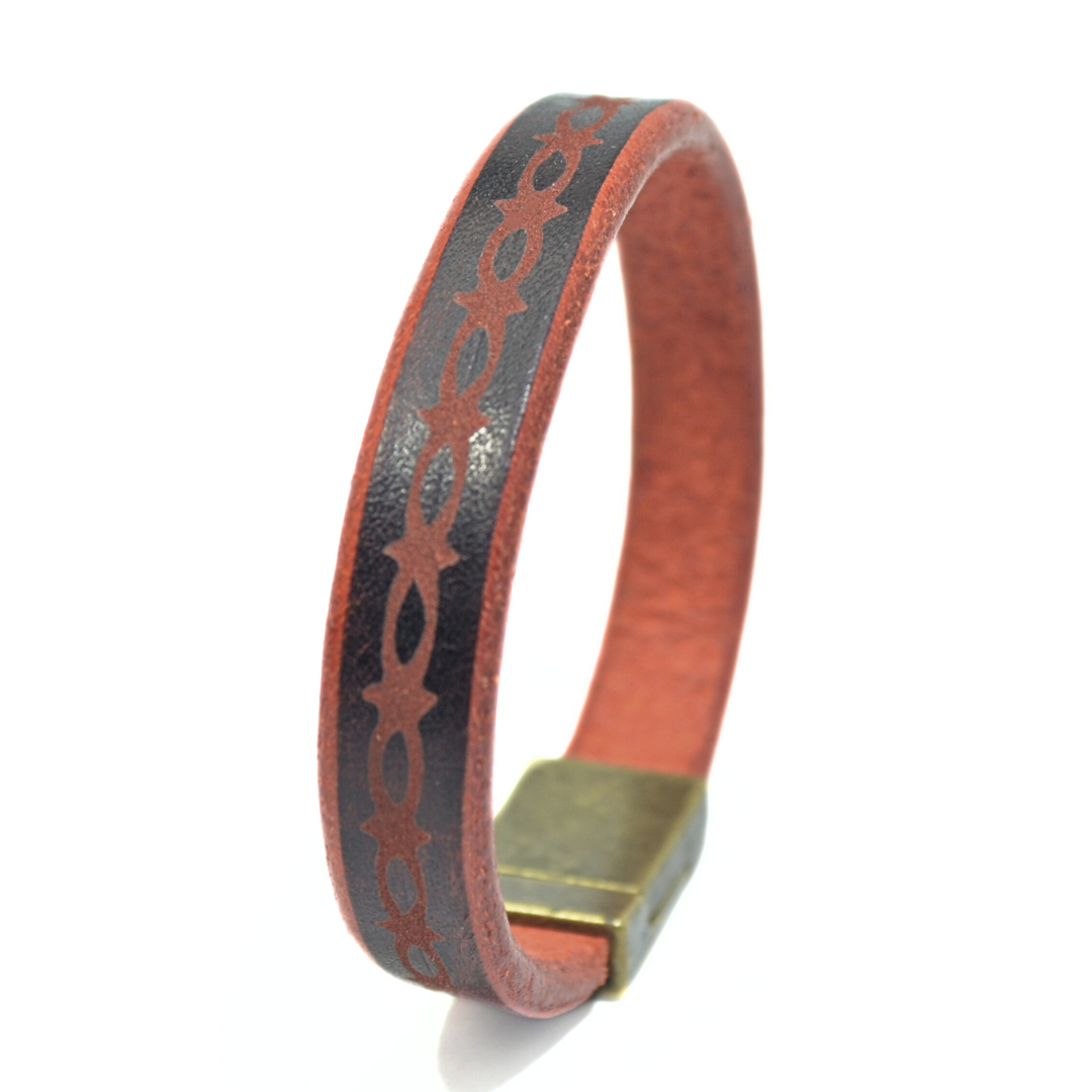 Bracelet artisanal en cuir végétal rouge patiné de noir, orné de motifs décoratifs gravés au choix et fermoir en métal, création personnalisée – Metaldart