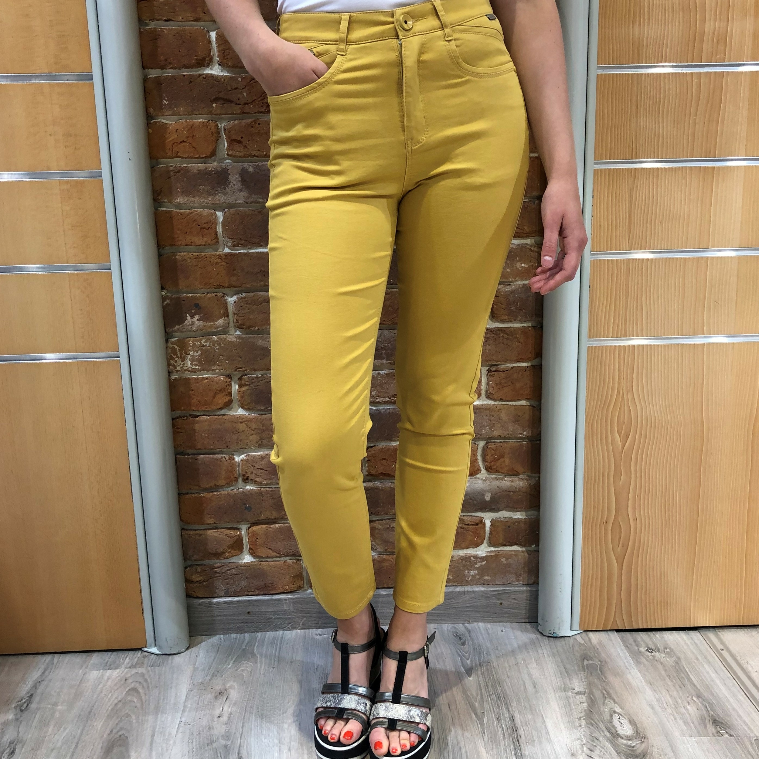 pantalon 7/8 jaune avec poche zipée