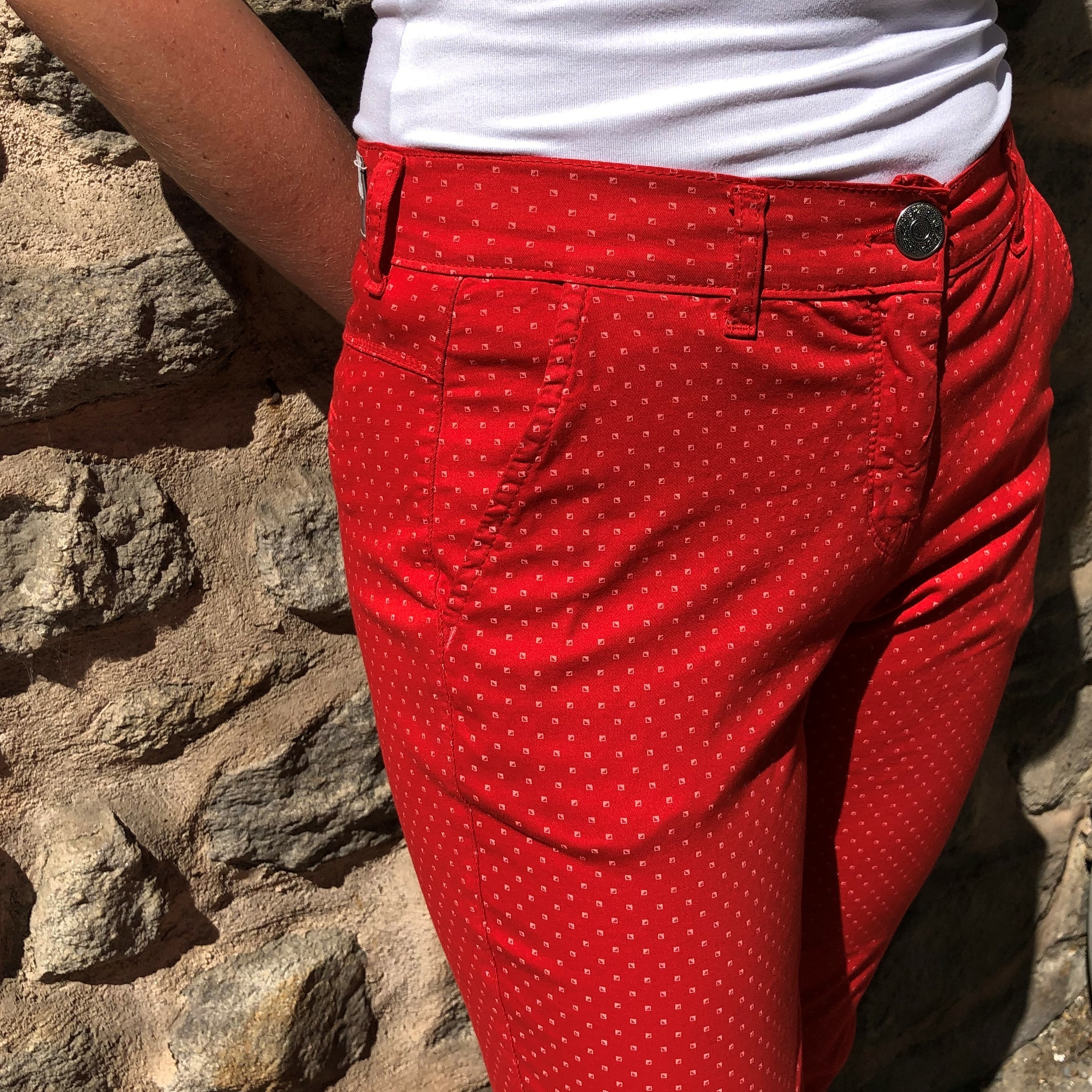 pantalon 7/8 en toile rouge à imprimé