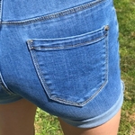 short taille haute en jean bleu avec boutons