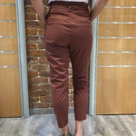 pantalon en toile rouille taille haute avec ceinture assorti