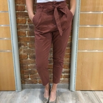 pantalon en toile rouille taille haute avec ceinture assorti