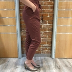 pantalon en toile rouille taille haute avec ceinture assorti