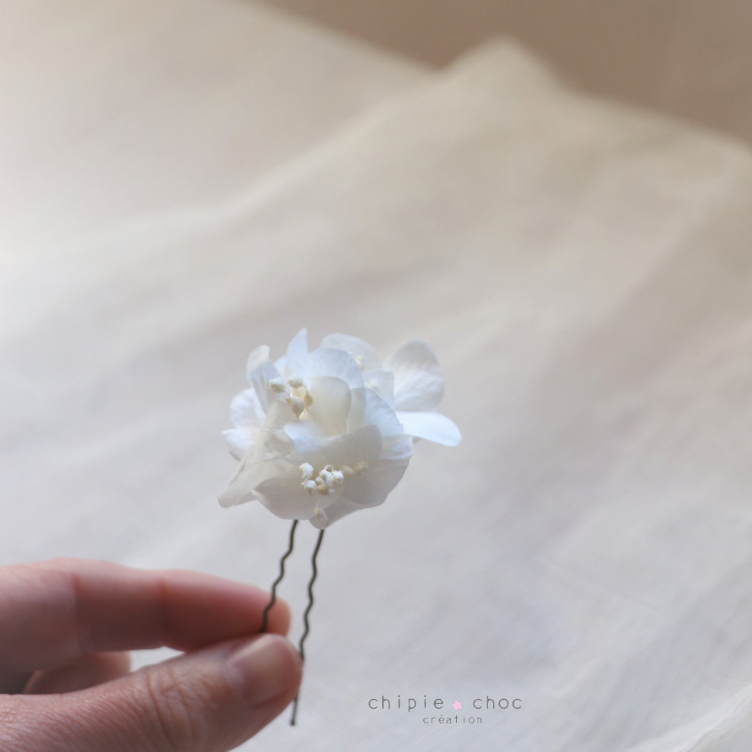pic chignon fleurs blanches