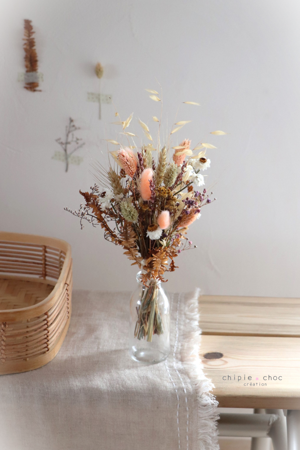vase en verre et fleurs séchées