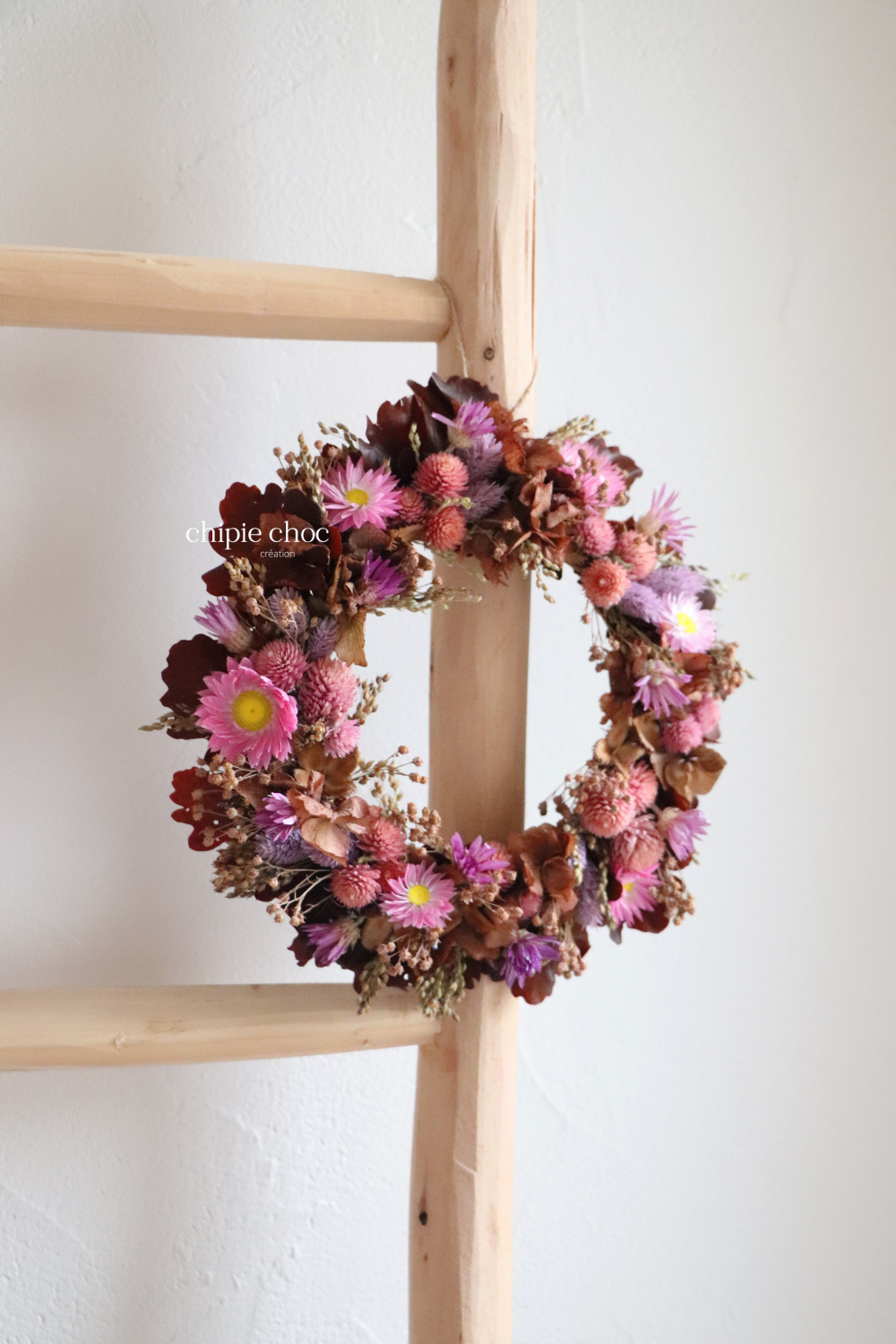 couronne de fleurs séchées rose et pourpre