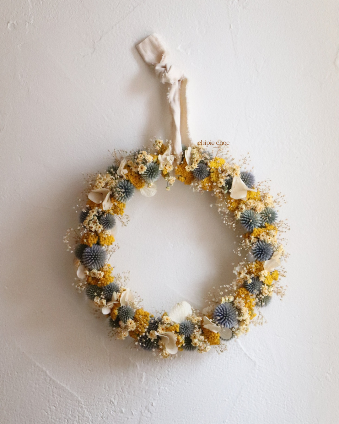 couronne en fleurs bleu et jaune