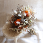 bouquet de fleurs séchées orange et blanc