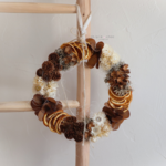 couronne orange et fleurs séchées