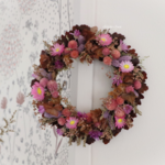 couronne de fleurs séchées colorée