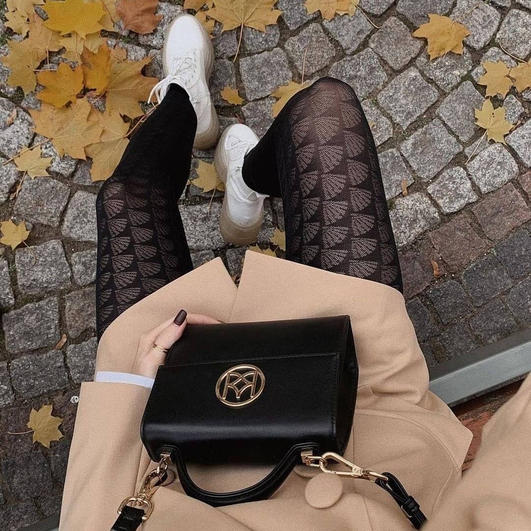 femme en collant sur un banc