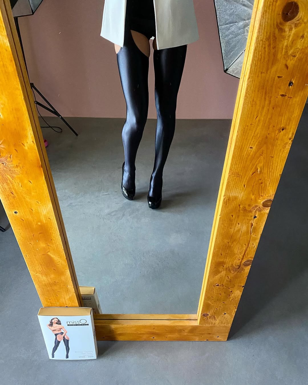 femme en collant lycra brillant noir misso