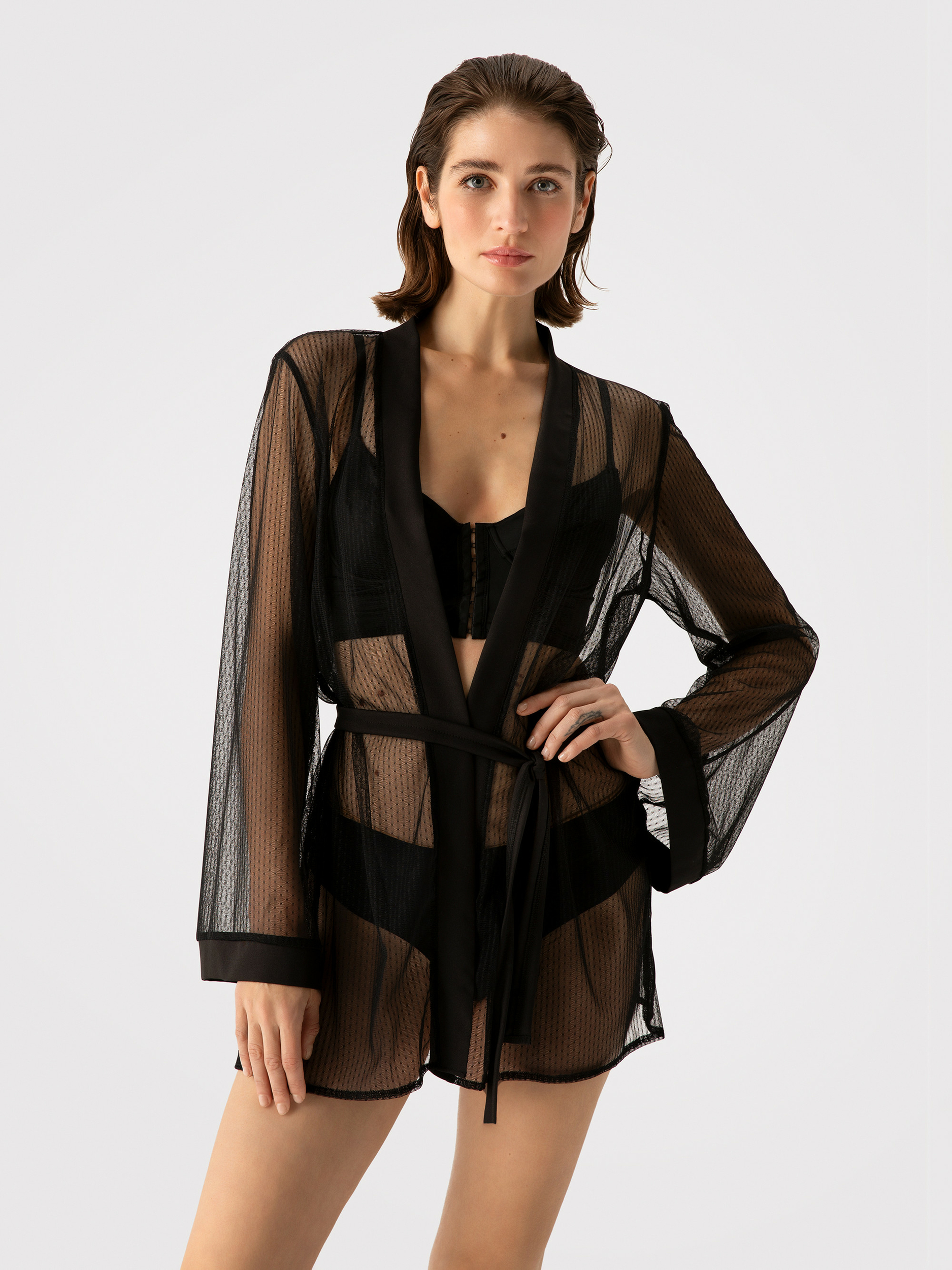 femme en kimono sexy noir fiore