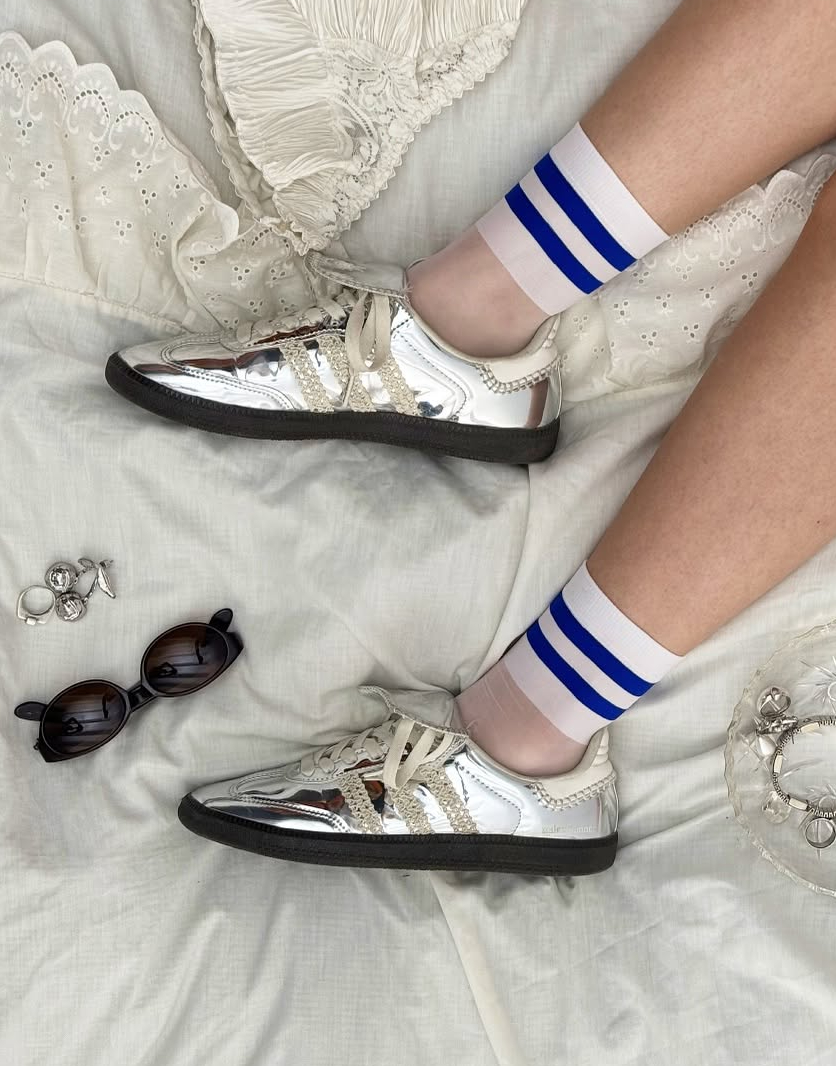 chaussette blanche avec ligne bleu