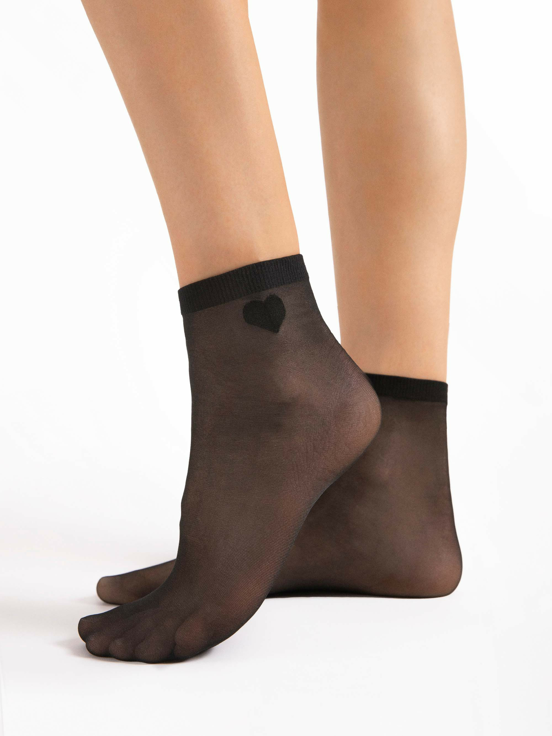 socquette noir avec un joli coeur