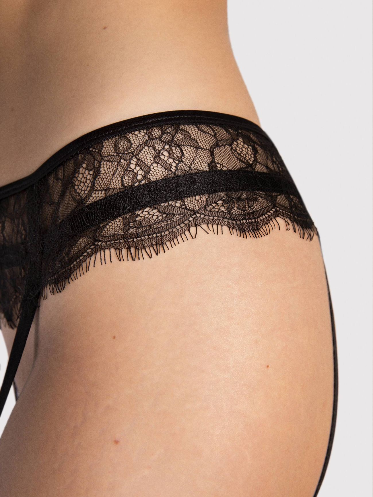 dentelle dsur porte jarretelles noir