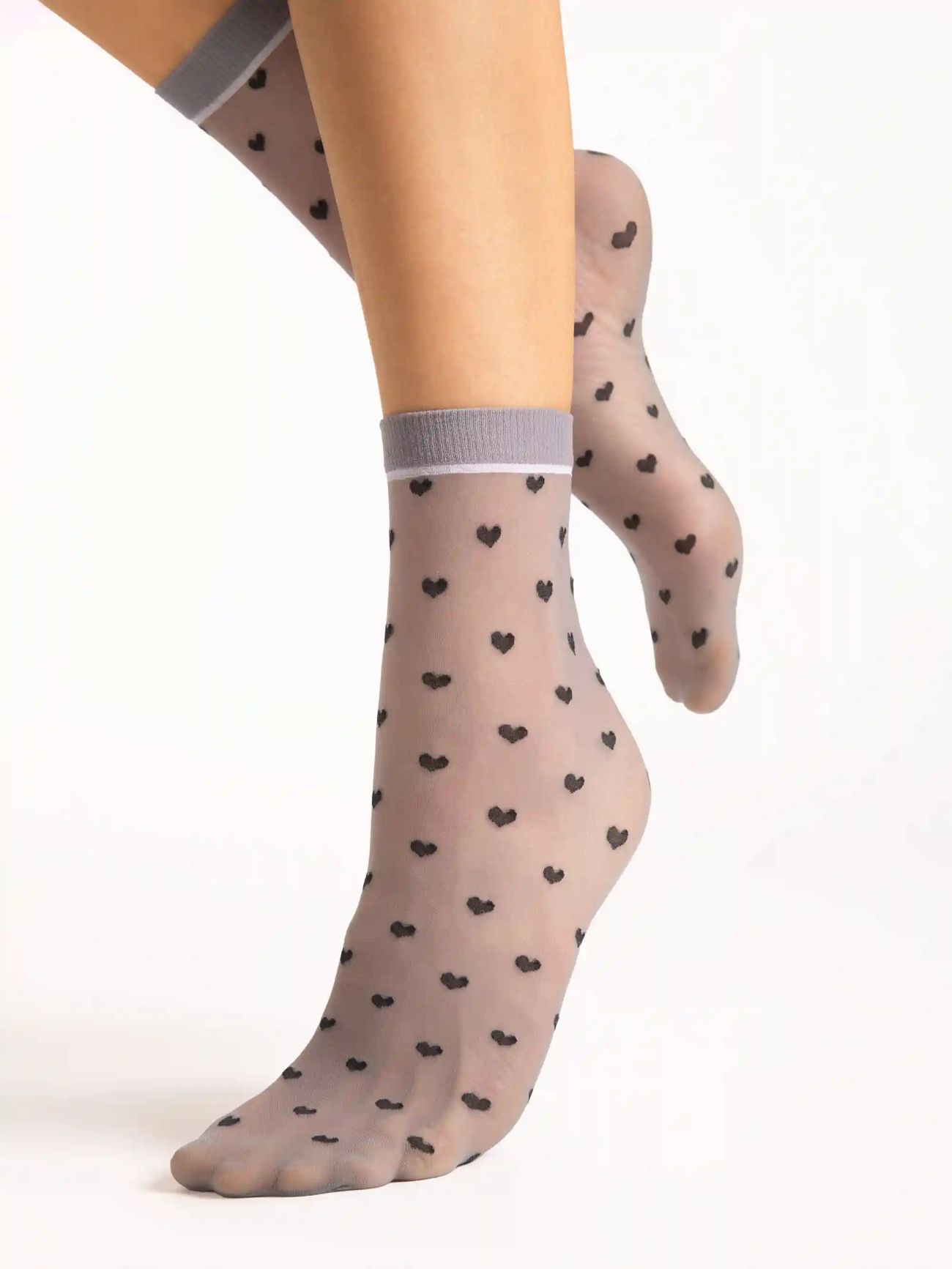 chaussettes gris clair avec des coeurs