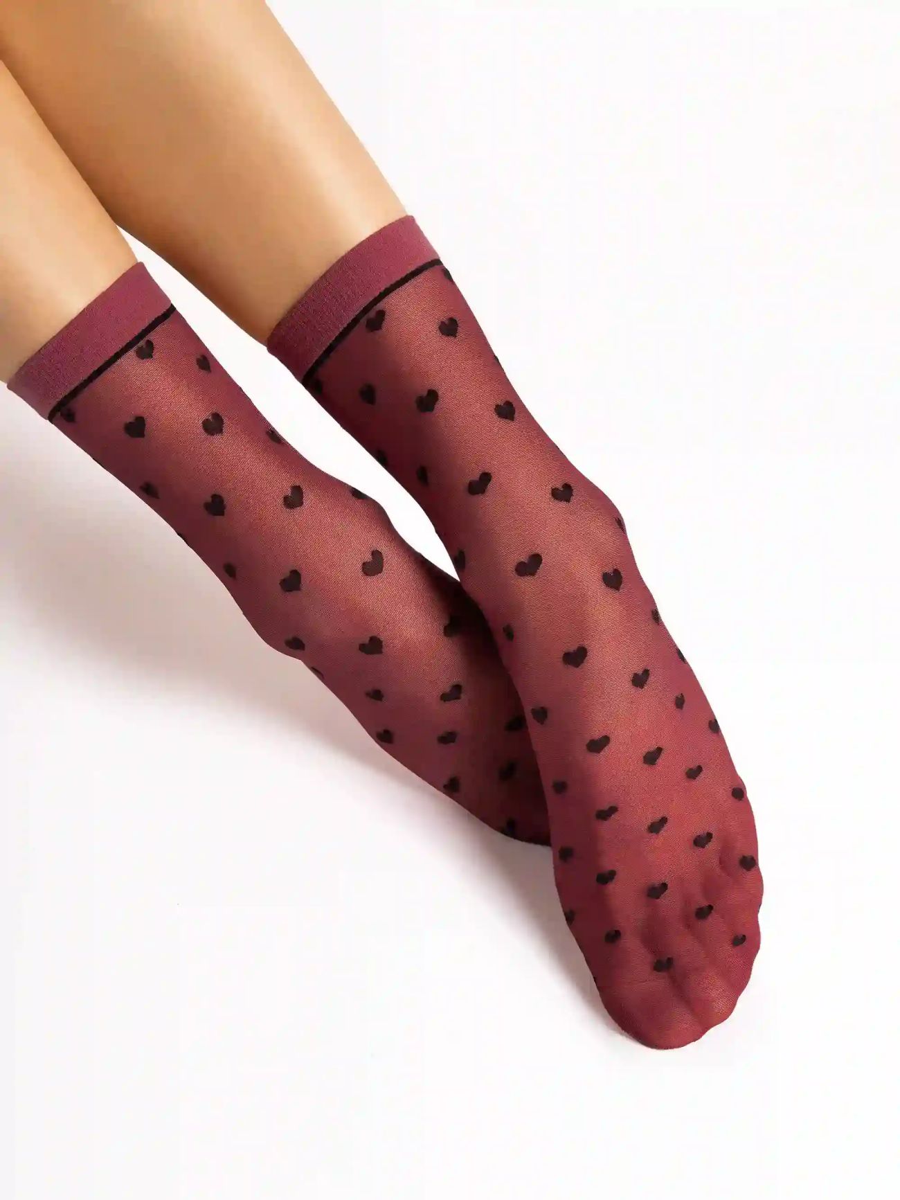 chaussettes rouge avec des coeurs