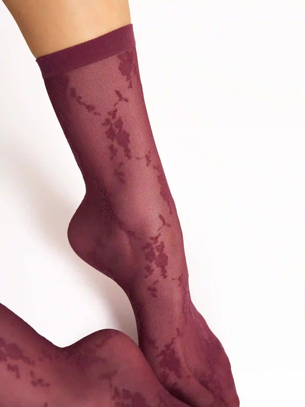 chaussettes élégantes rouges avec des fleurs