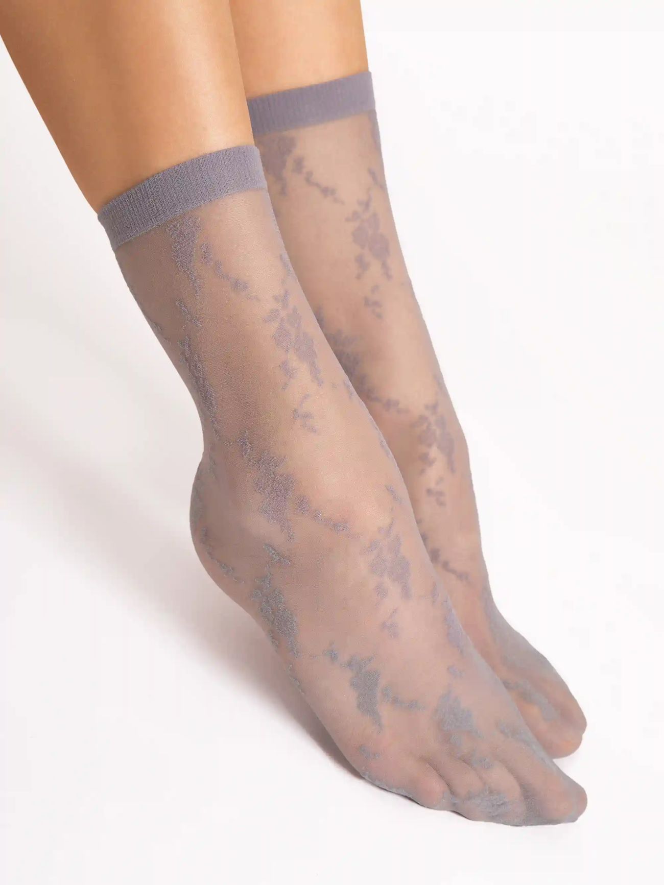 chaussettes gris clair avec des fleurs