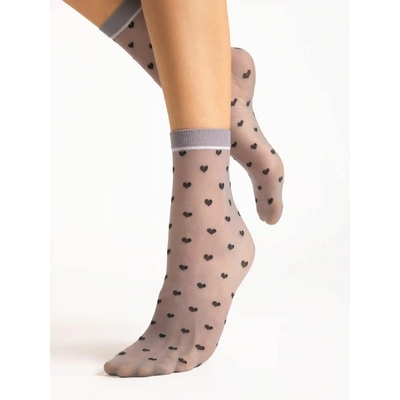 chaussettes gris clair avec des coeurs