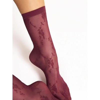 chaussettes élégantes rouges avec des fleurs