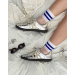 chaussette blanche avec ligne bleu