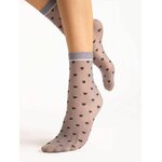 chaussettes gris clair avec des coeurs