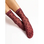 chaussettes rouge avec des coeurs