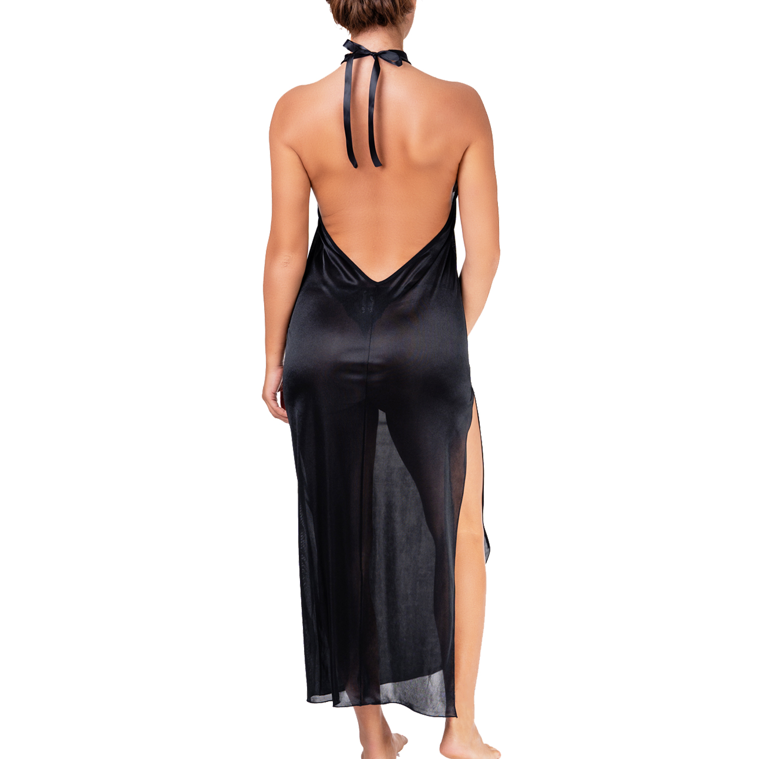 photo dune longue nuisette en satin noir avec un dos nu