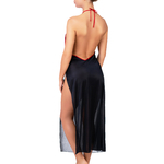 dos échancré dune longue nuisette en satin noir