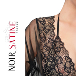 photo dun décolleté en dentelle ajourée noire et dorée