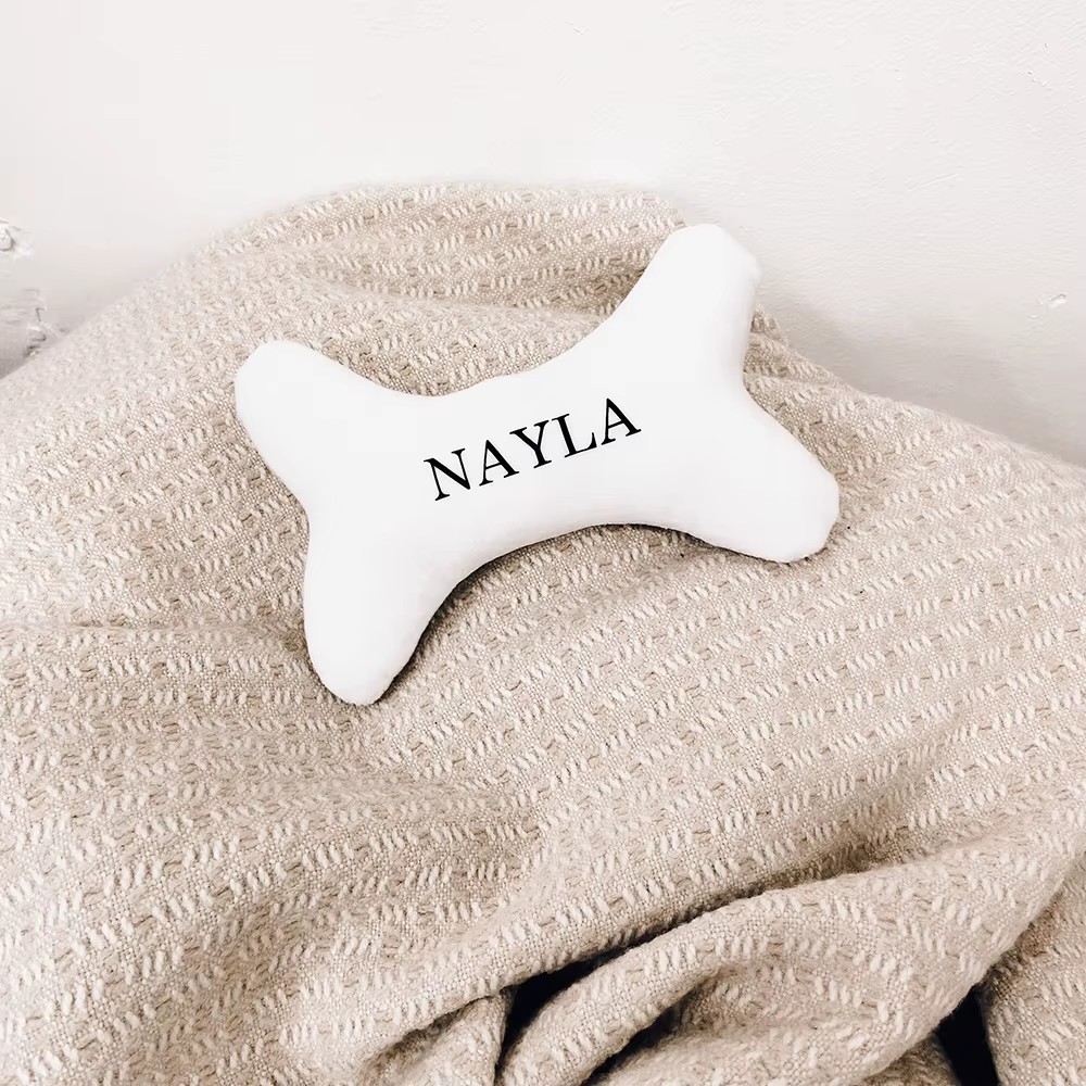 Jouet-en-peluche-personnalise-pour-chien-Jouets-a-personnaliser-pour-chiens-Os-en-peluche-personnalise-nom-chien