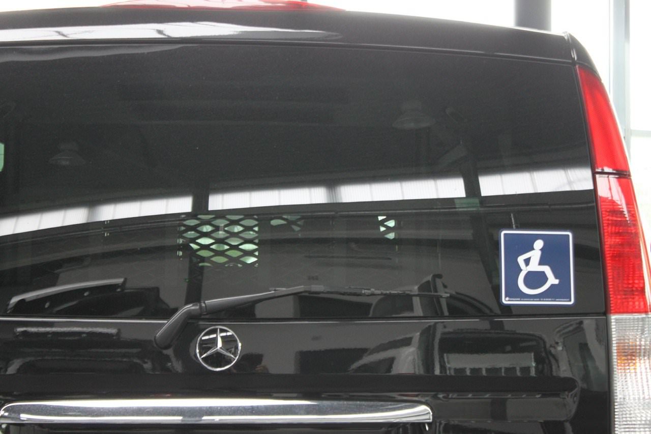 Un Autocollant Handicapé Est Sur Le Tableau De Bord D'une Voiture.