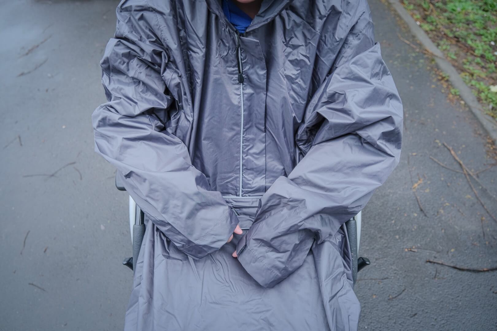 vêtement_de_pluie_avec_manches_pour_fauteuil_roulant_03