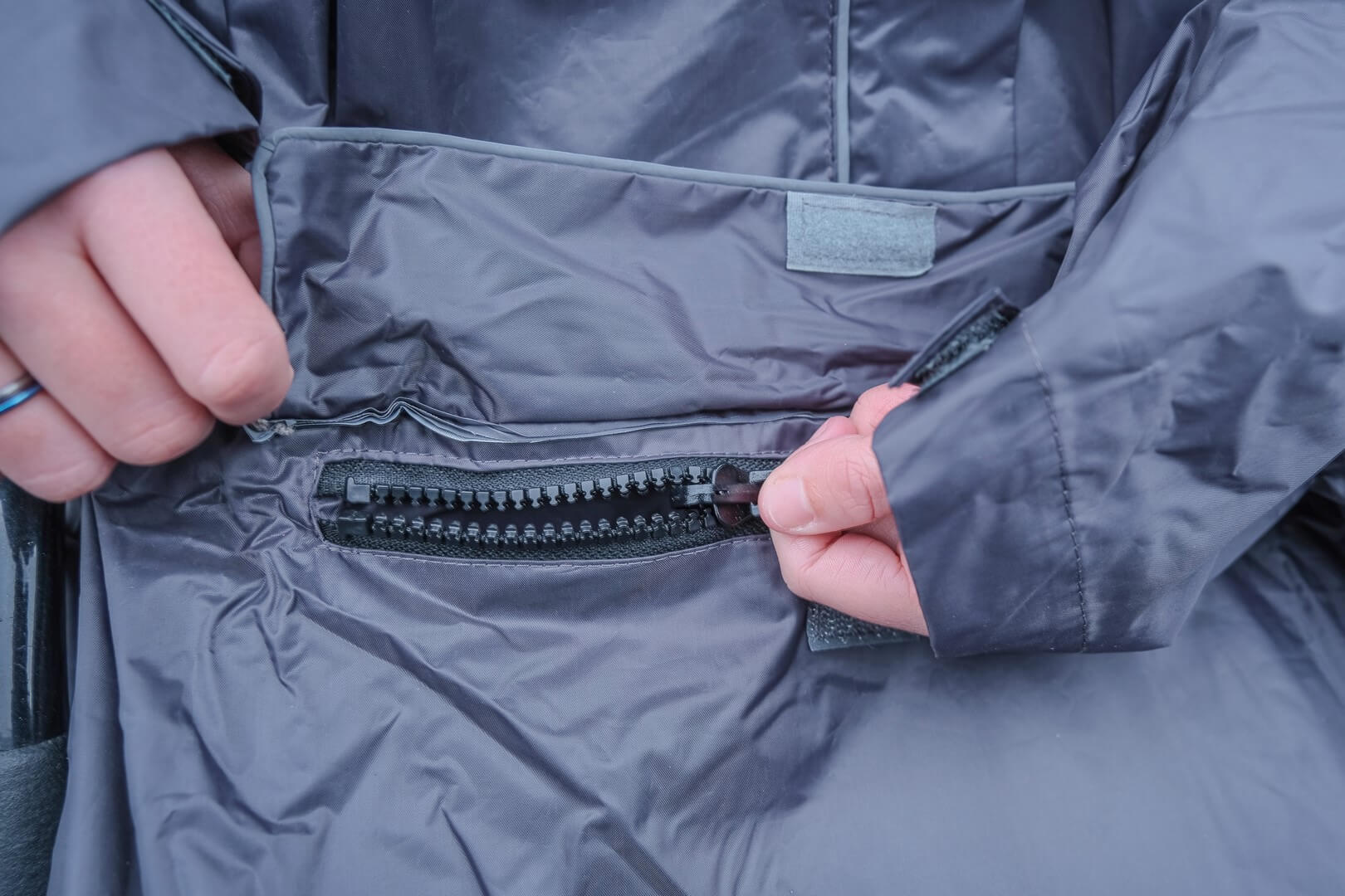 vêtement_de_pluie_avec_manches_pour_fauteuil_roulant_05