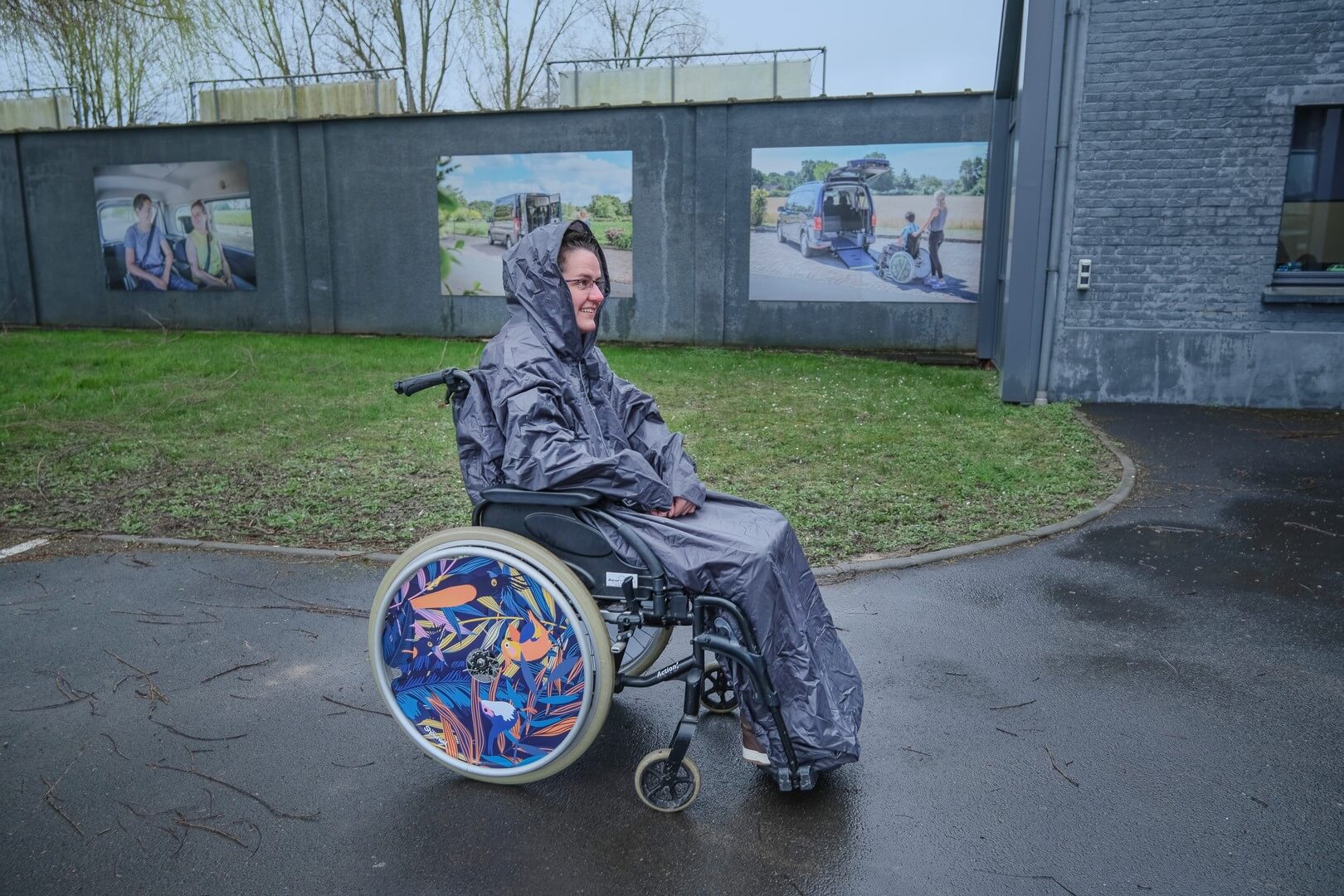 Vêtement de pluie avec manches pour fauteuil roulant