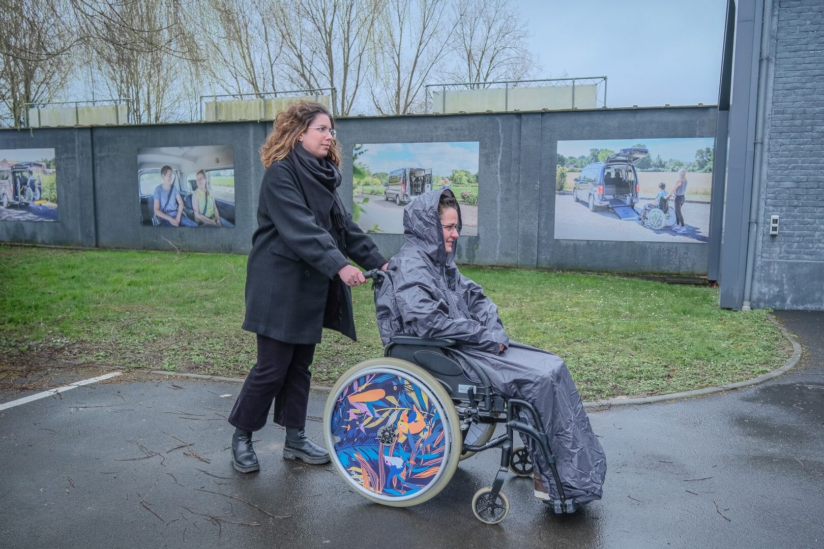 vêtement_de_pluie_avec_manches_pour_fauteuil_roulant_02