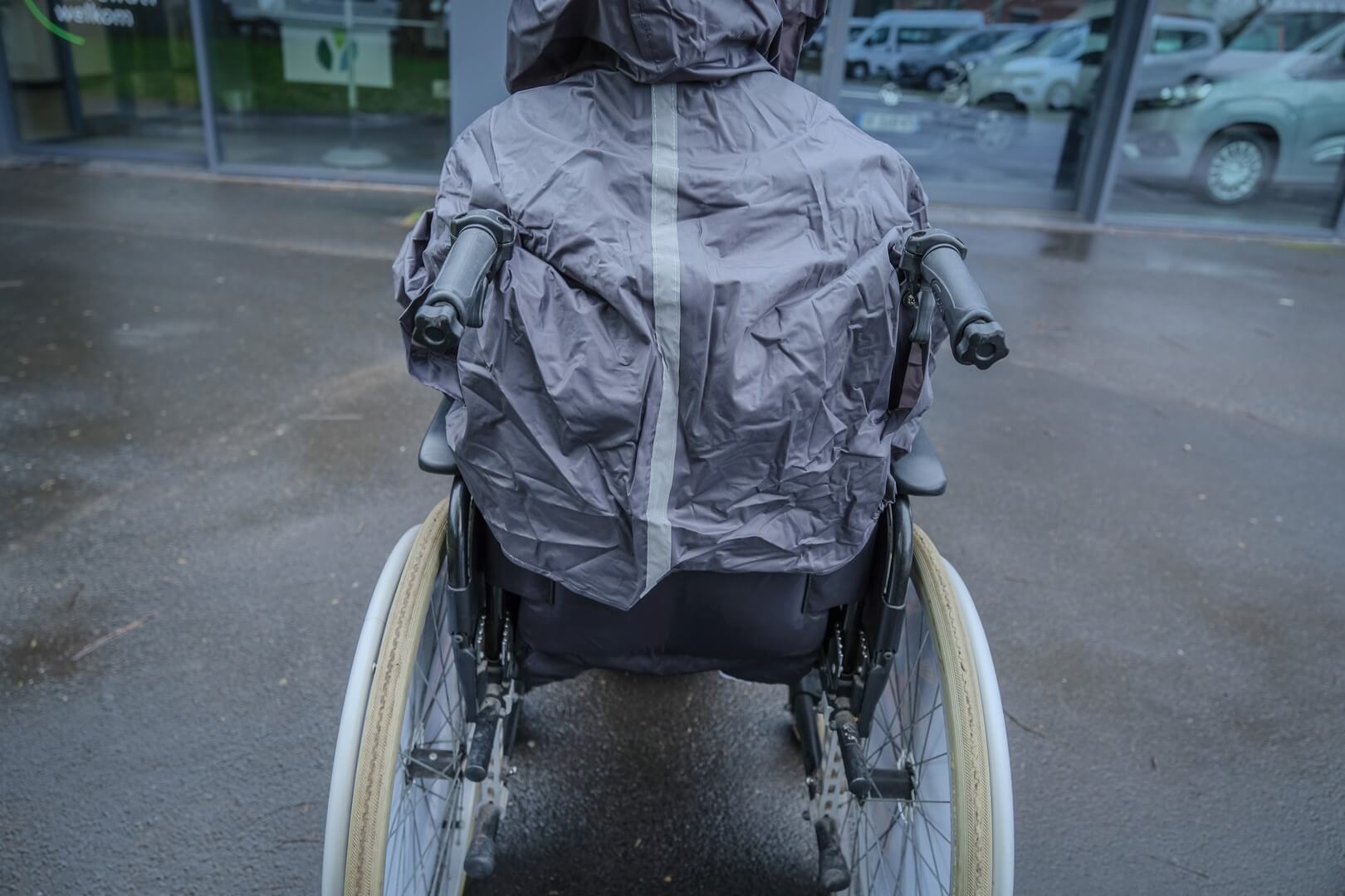 vêtement_de_pluie_avec_manches_pour_fauteuil_roulant_07