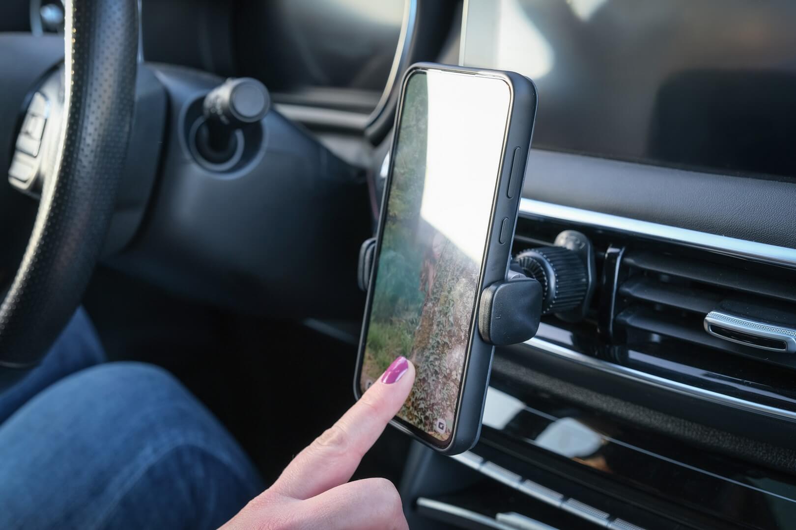 support_smartphone_a_machoire_sur_aerateur_11
