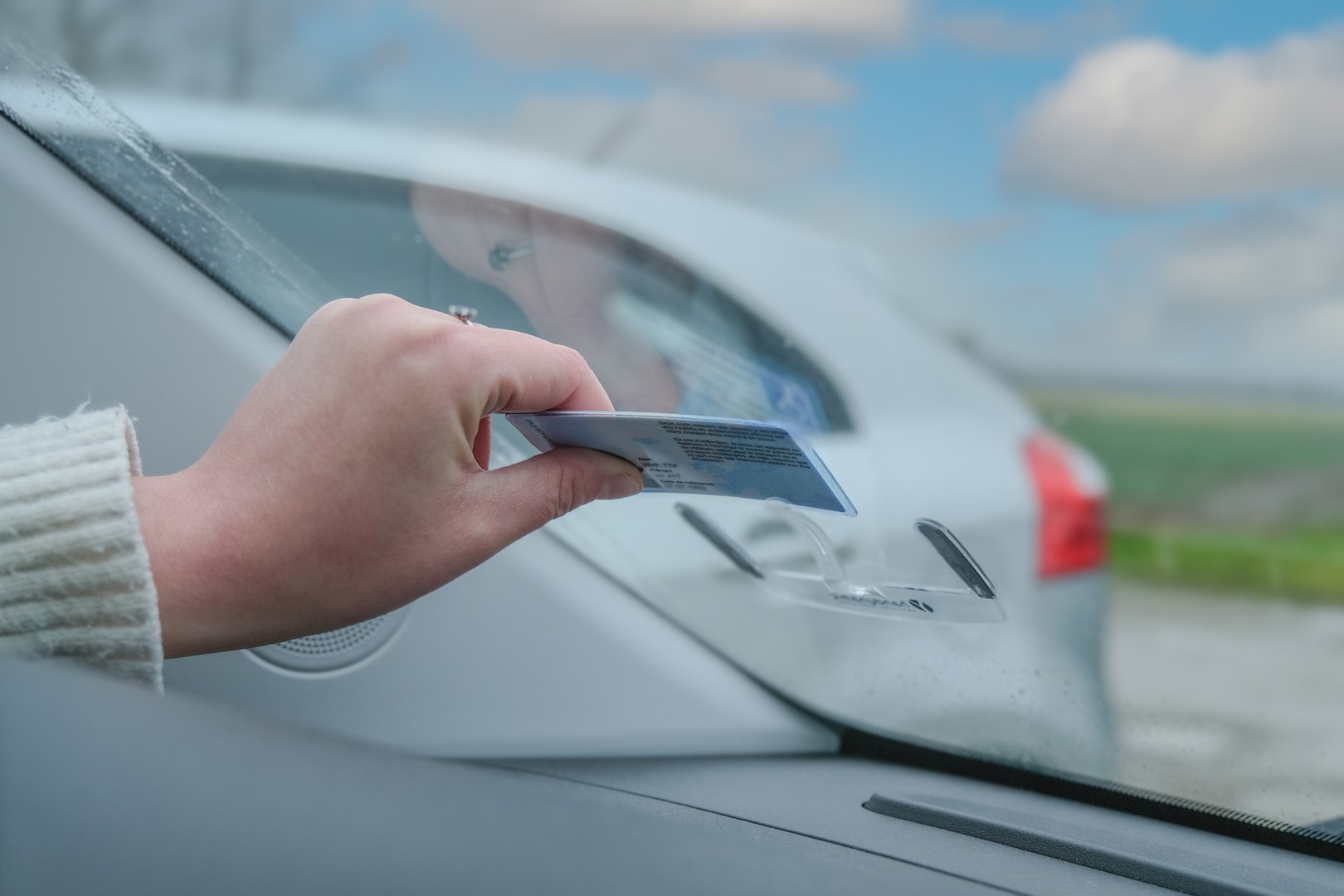 support_carte_stationnement_handicap_parebrise_05