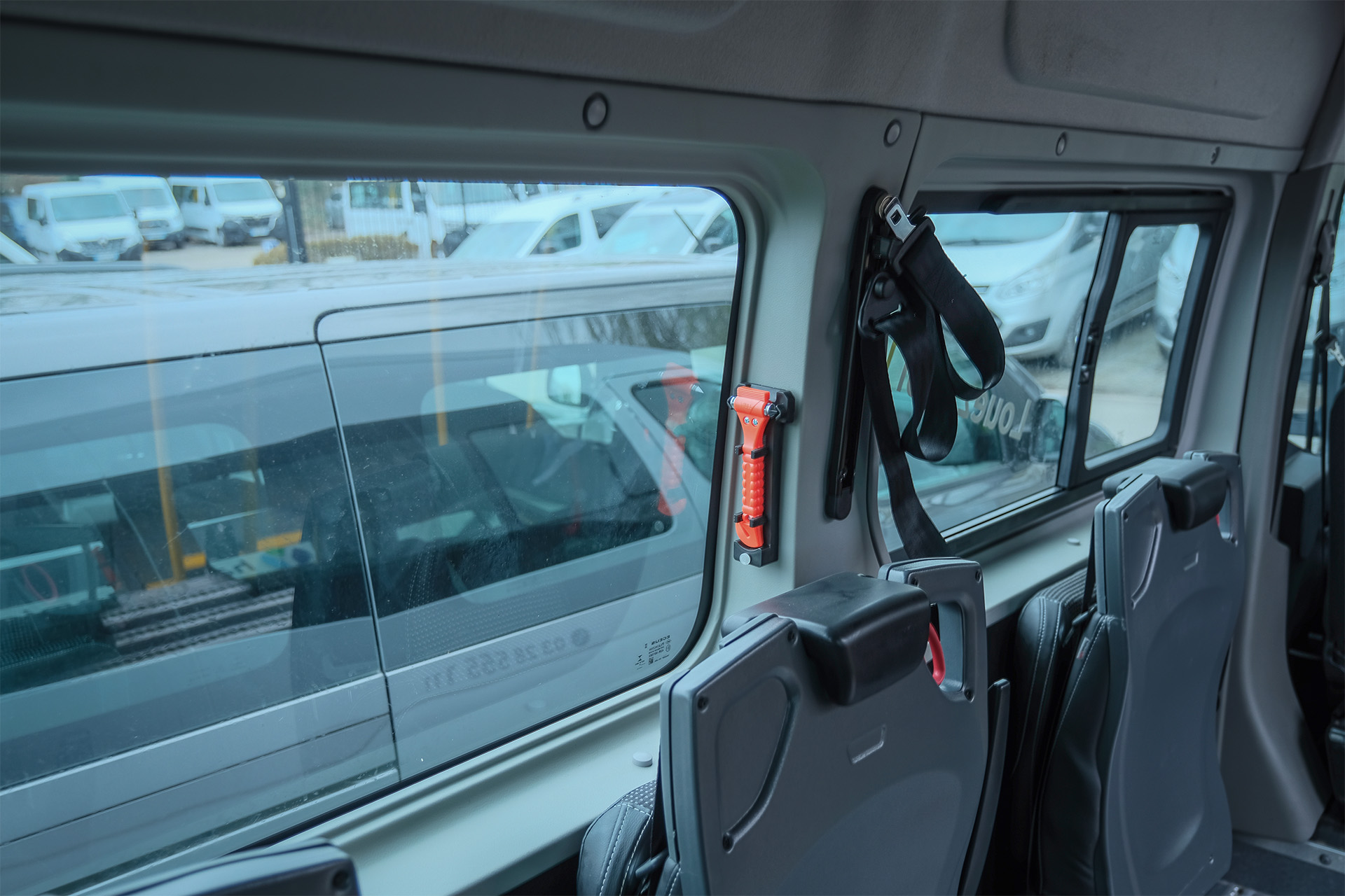 marteau_brise_vitre_voiture_avec_support_01