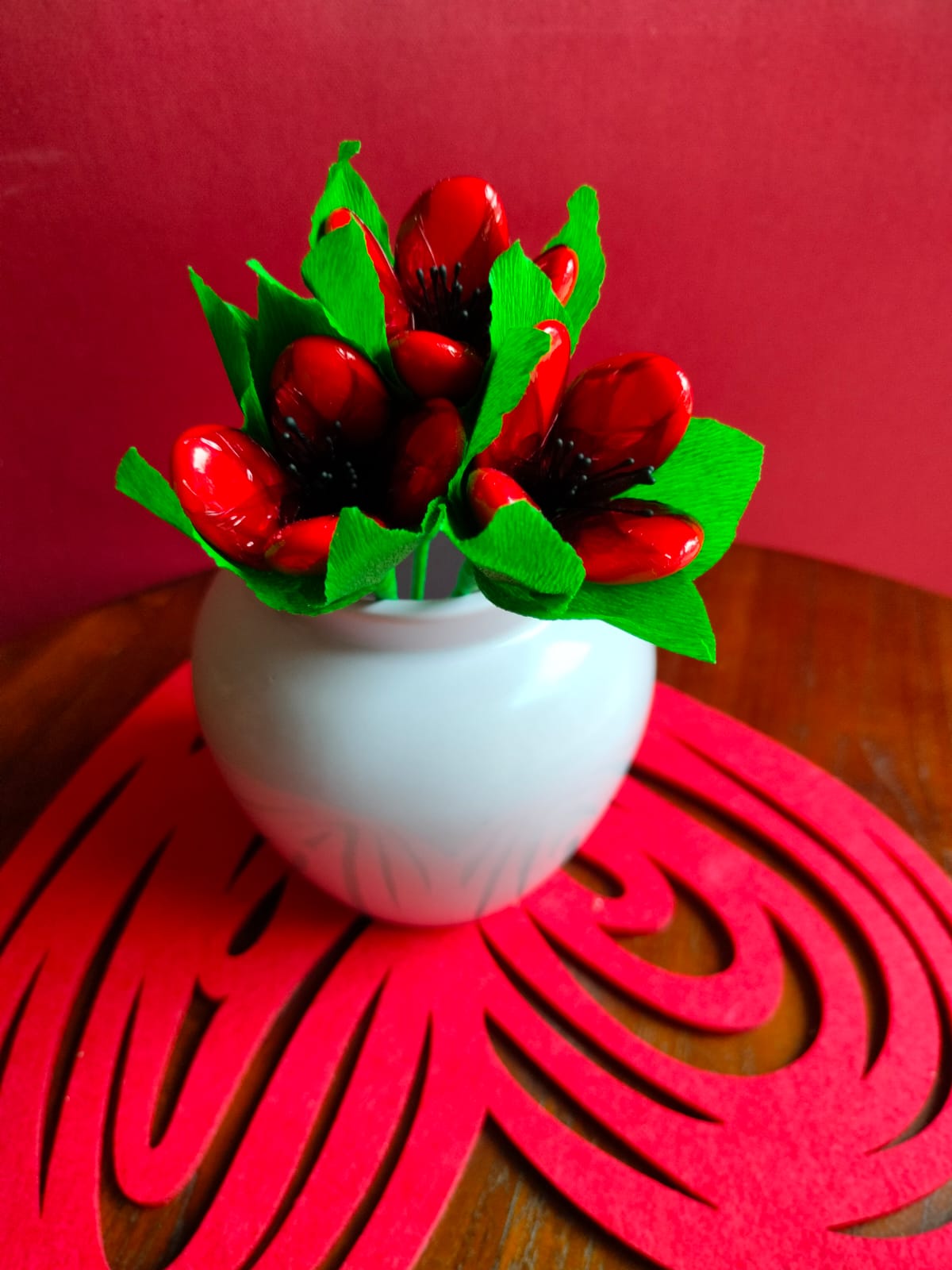 Bouquet Saint Valentin tulipes rouges dragées chocolats vase