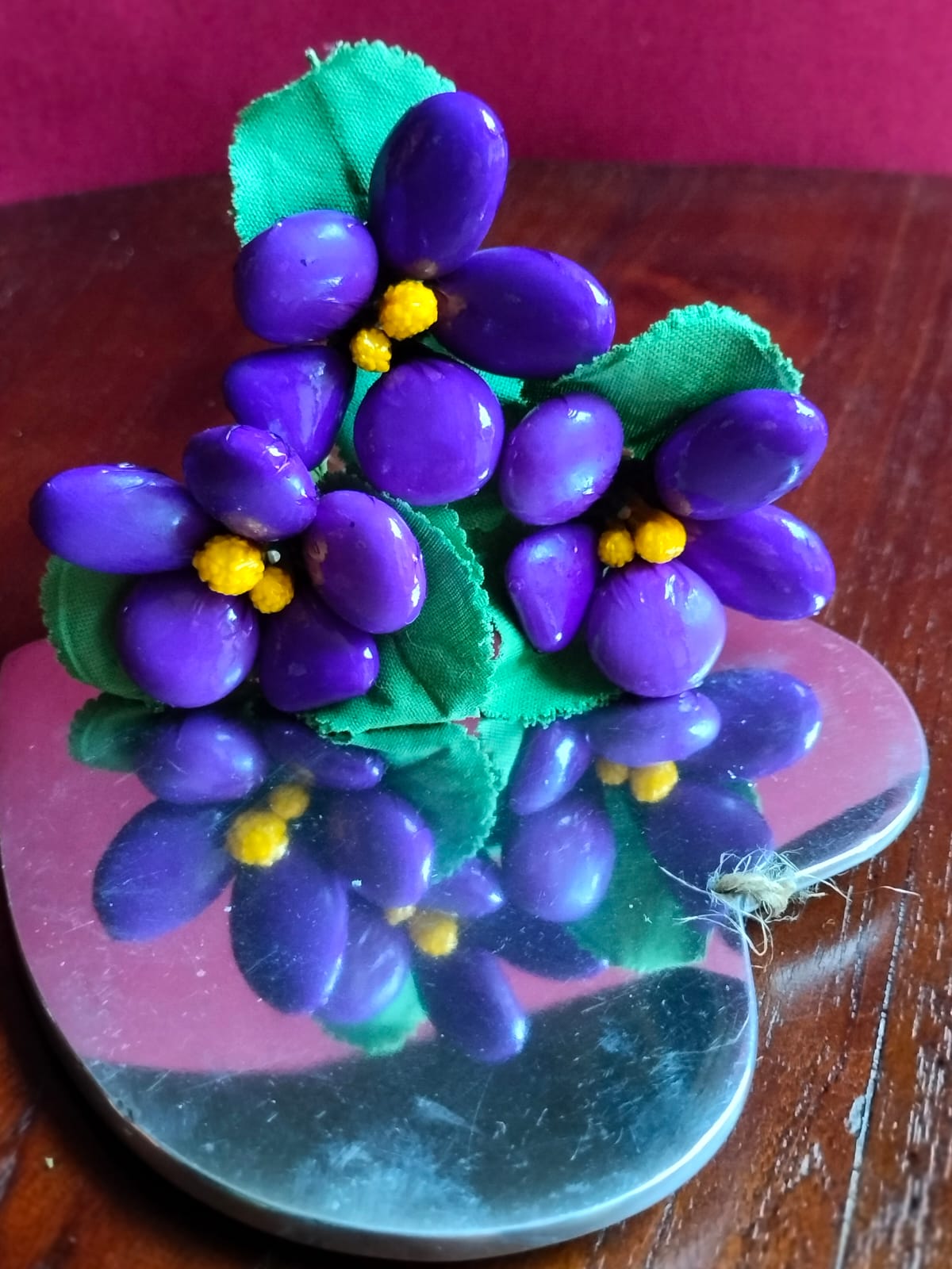 Bouquet Saint Valentin violettes dragées chocolat coeur argent