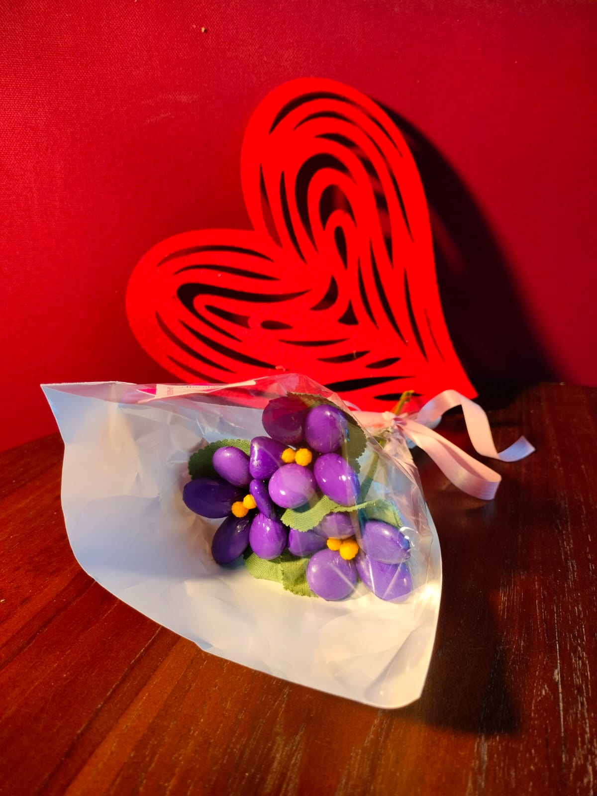 Bouquet Saint Valentin violettes dragées chocolat coeur rouge