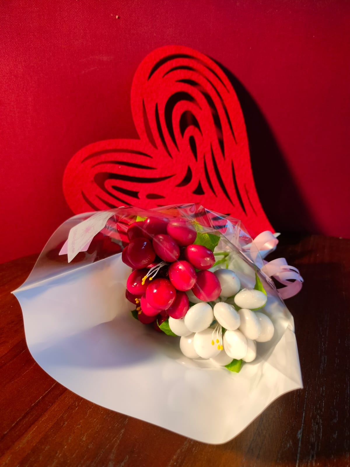 Bouquet Saint Valentin pivoines dragées chocolat coeur rouge