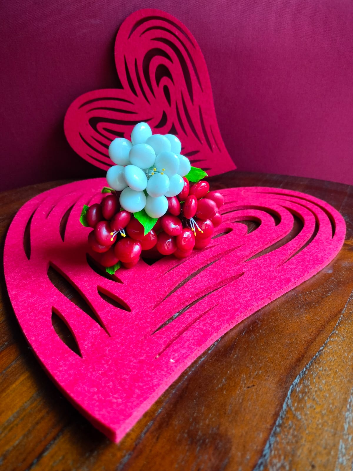 Bouquet Saint Valentin pivoines dragées chocolat coeurs rouges bois